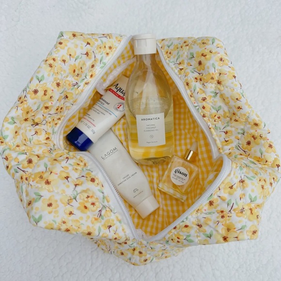 Pop of Flower Quilted Make Up Bag - Picture 4 of 4